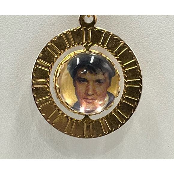 Vintage 1977 Elvis Presley Spinning Photo Goldtone Necklace Pendant
King Of Rock - Picture 13 of 13
